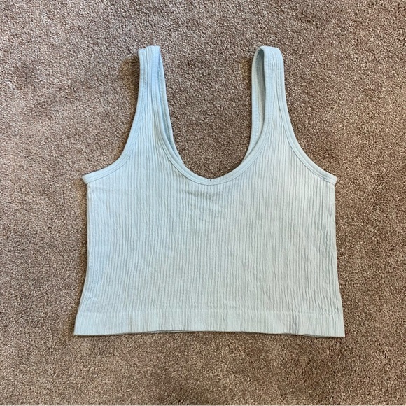 UO Drew Seamless Cami - Picture 2 of 3